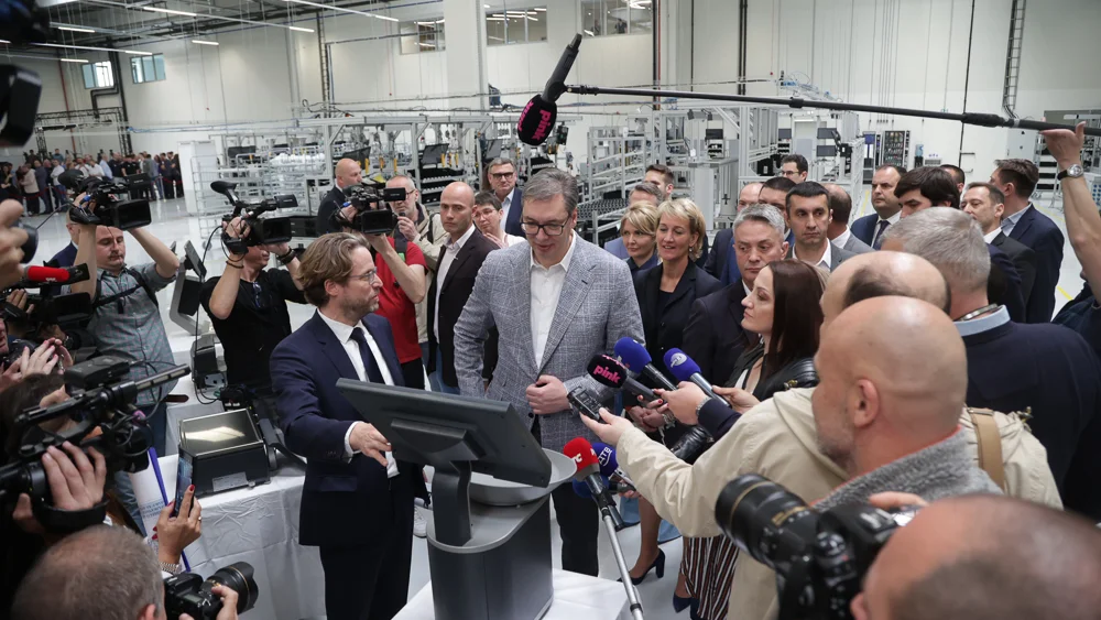Andreas W. Kraut gives the Serbian President a plant tour (© Bizerba)