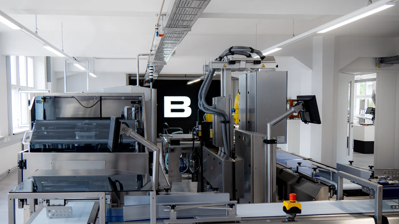 The new showroom showcases retail and industrial solutions across key process steps. Rather than highlighting individual products, it focuses on integrated weighing, inspection, and labeling processes as well as real-world application scenarios. (© BIZERBA)