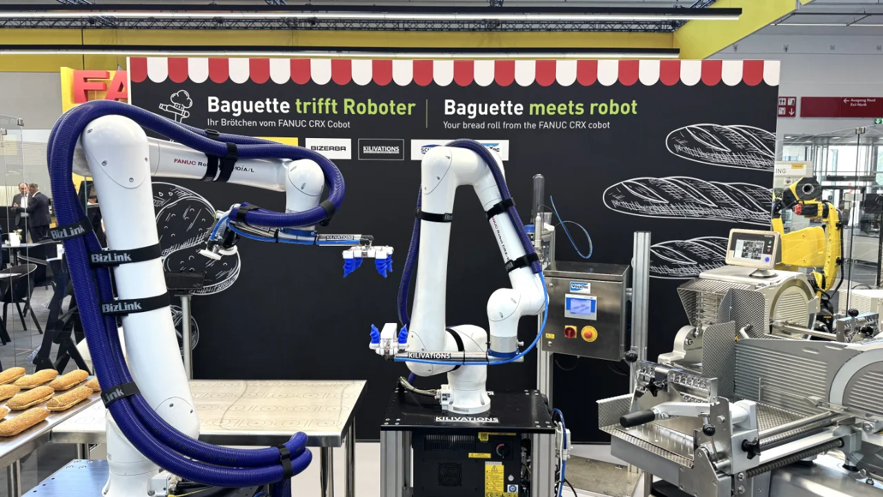La précision assistée par robot à son meilleur niveau : La station sandwich automatisée combine le tranchage, le dosage et la manipulation en un seul processus transparent.