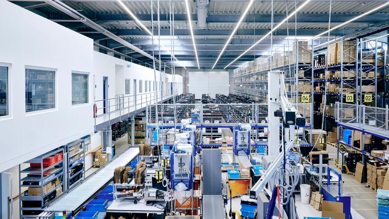 Modern logistics centers, such as here at the BIZERBA site in Balingen, rely on highly automated shipping processes. (© BIZERBA)