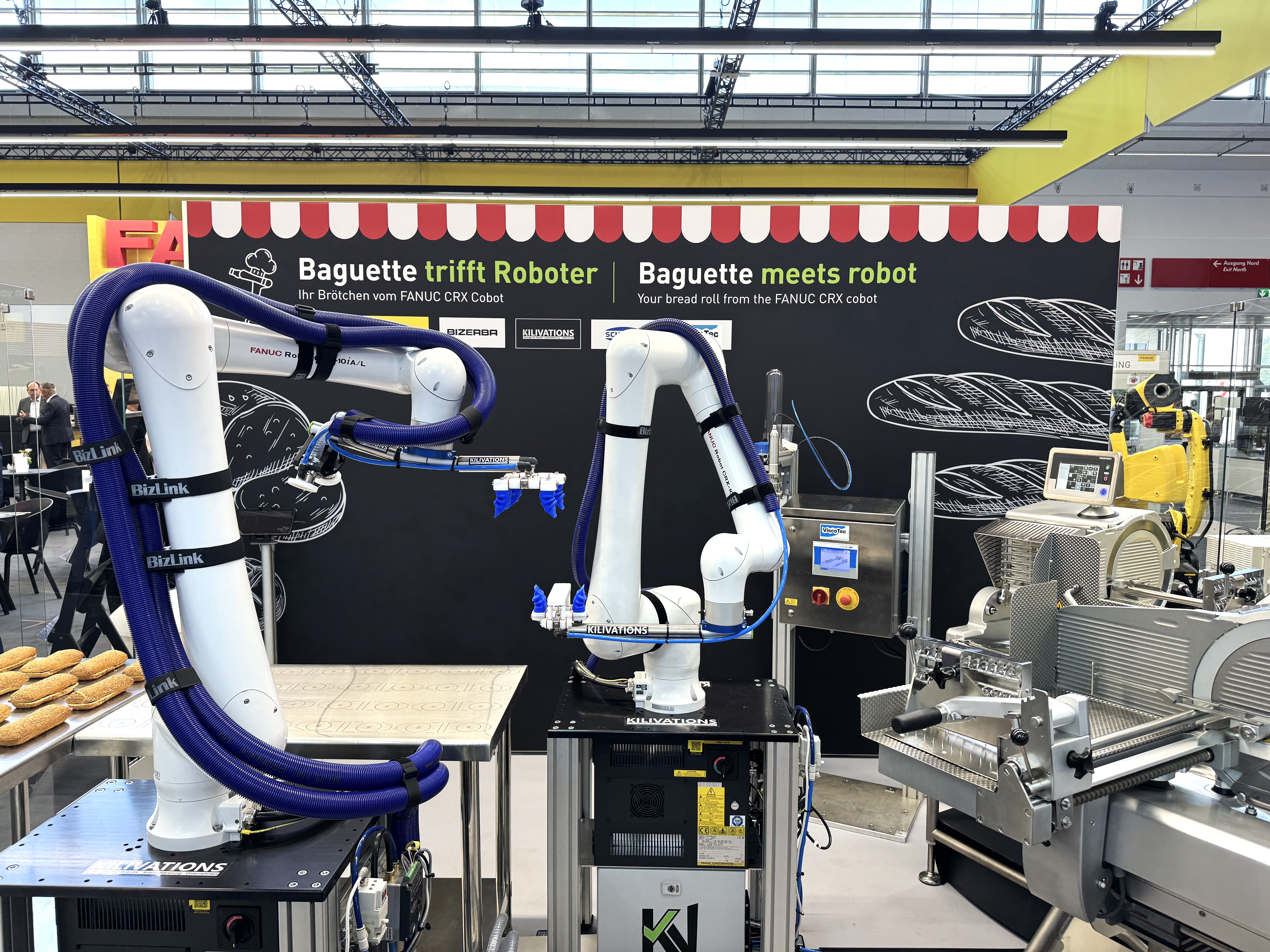 La massima precisione assistita da robot: La stazione sandwich automatizzata integra affettatura, dosaggio e manipolazione in un unico flusso continuo, senza interruzioni, garantendo efficienza e qualità costante
