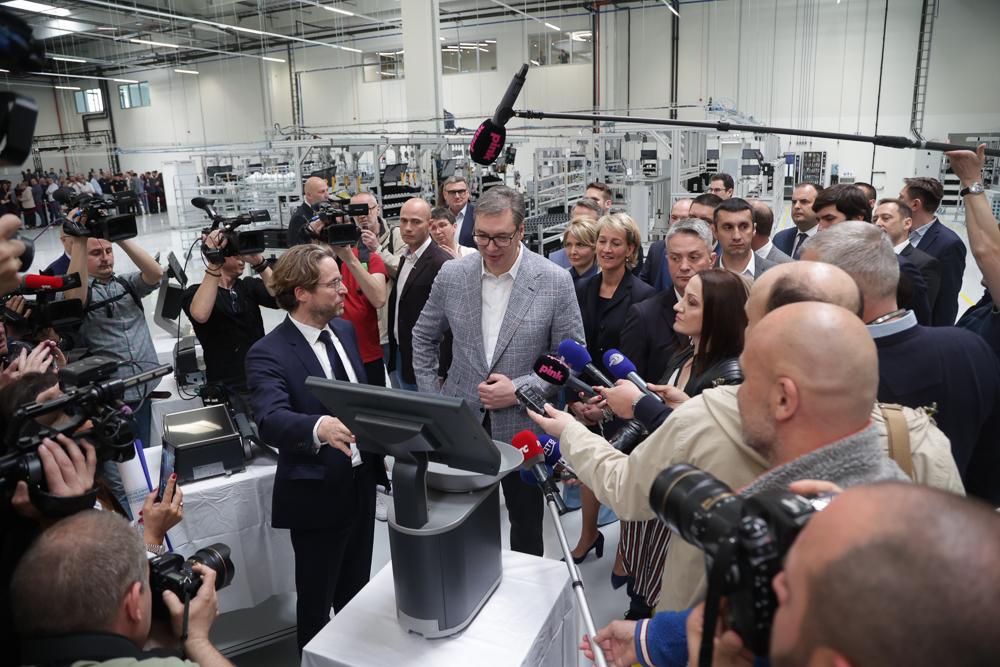 Andreas W. Kraut gives the Serbian President a plant tour (© Bizerba)